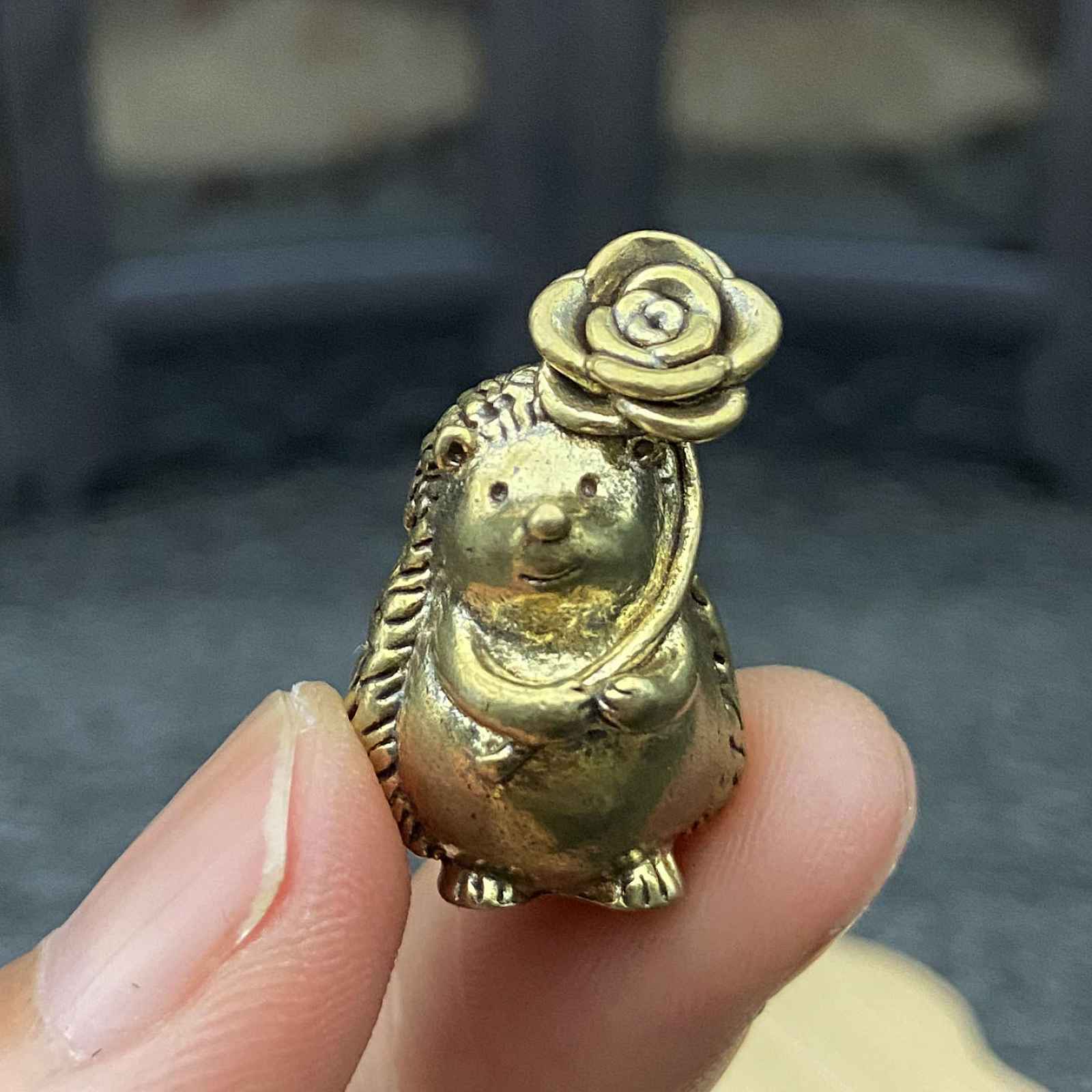 TEMU Pevná mosazná figurka ježka s růží ve vintage stylu, minimalistická dekorace na stůl, dvojí použití pro domácí a kancelářskou dekoraci pro
