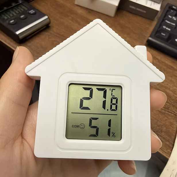 TEMU Roztomilý teploměr a vlhkoměr ve tvaru domu, elektronický digitální displej pro přesné měření teploty a vlhkosti v místnosti, s výrazy pohodlí,