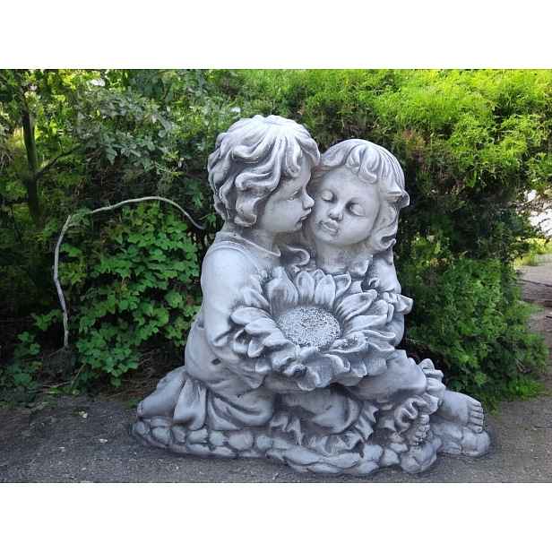 Betonová figurka Děti s květinou Zahradní figurky Chlapec Dívka