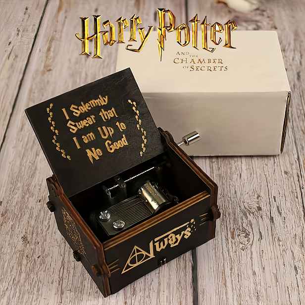 TEMU Harry Potter ruční hudební box, retro dřevěný vyřezávaný design, téma pošty s sovou, detaily s potiskem a plnou texturou. Hraje klasickou