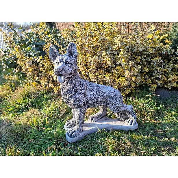 Betonová zahradní figurka Pes Ovčáček stojící na podstavci figurka pejska