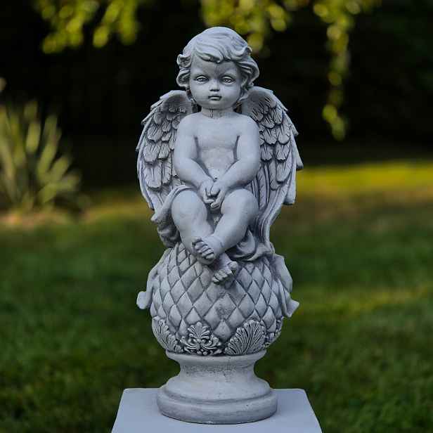 Zahradní Betonová Figura Anděl na kouli 37 cm