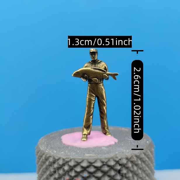 TEMU Mosazná figurka rybáře držícího rybu, model figurky v měřítku , sběratelská miniatura pro pískový stůl, bílá forma, miniaturní soška rybaření,