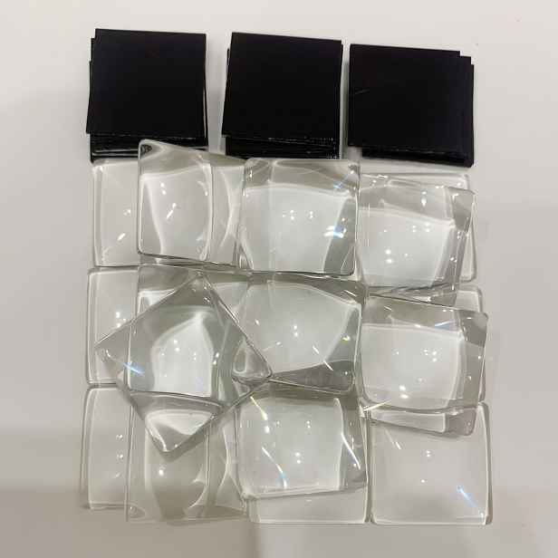 TEMU Sada magnetů na lednici DIY obsahuje čtvercové skleněné magnetické domky o velikosti 0.984 palce. Sada obsahuje 12 magnetů s lepicí vrstvou a 12