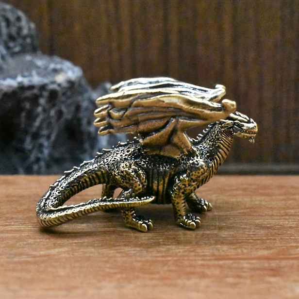 TEMU Retro mosazná soška západního draka, jemně vyřezávaná ozdoba fantasy stvoření, dominující forma, jasně a detailně vyobrazené šupiny, peří a