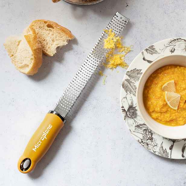 Struhadlo Microplane Premium Zester 46623 hořčicové na citrusovou kůru