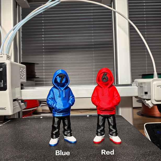 TEMU 3D tištěná dekorativní figurka čísel 6 a 7, obléhaná zlatou a fialovou/modrou a červenou barvou, stojí chladně. Vhodné pro vnitřní i venkovní