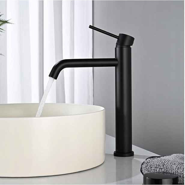 Stojánková umyvadlová baterie černá, páková, minimalistická