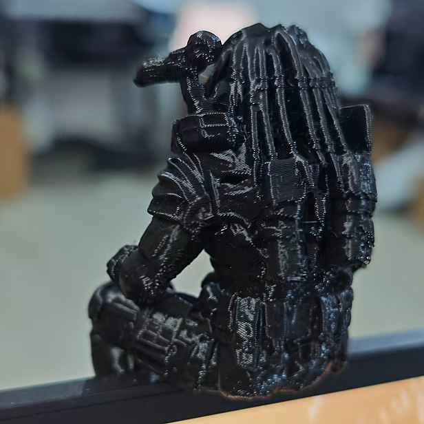 TEMU Interstellární Lovčí Ornament, Dekorace na Stůl ve Stylu Dark , Kombinovaná Lovce (), Atmosférická Dekorace na Stůl s Mimozemským Postavou,
