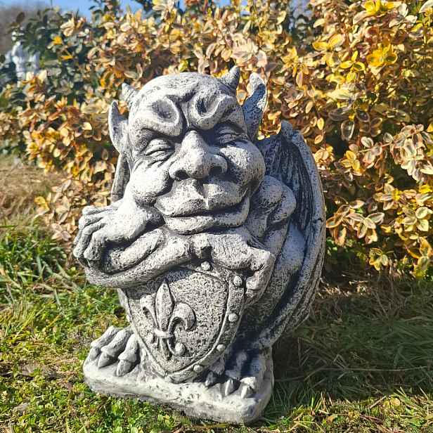 Betonová figurka Chrlič se štítem zahradní figurky, figurka chrliče