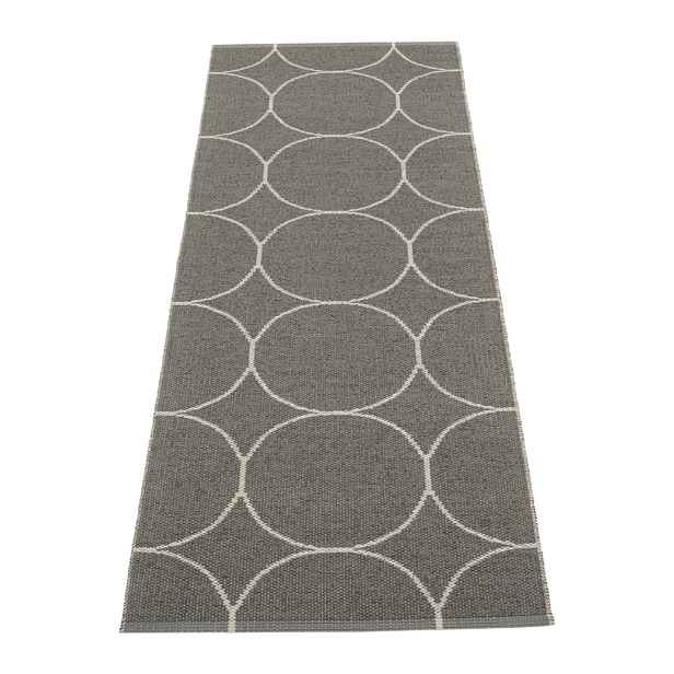 Tmavě šedý vnitřní a venkovní běhoun 70x200 cm Boo Charcoal Linen – Pappelina