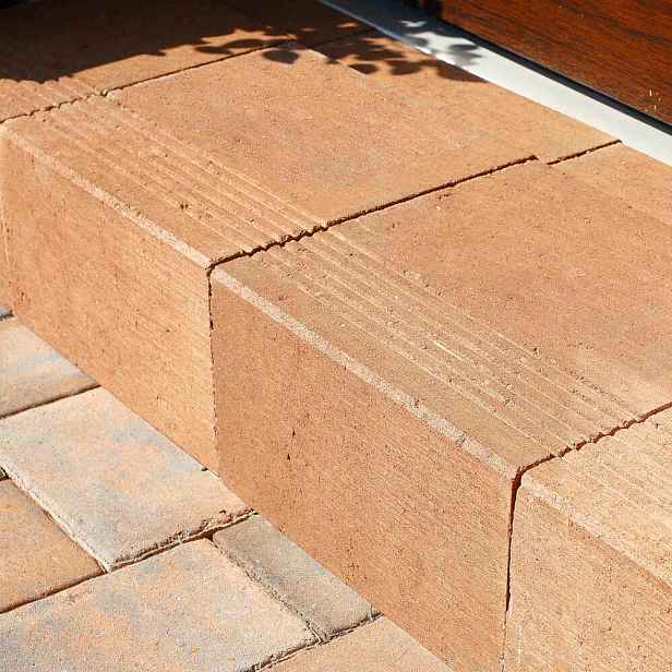 Prvek schodišťový BEST CANTO standard karamel 300×370×170 mm