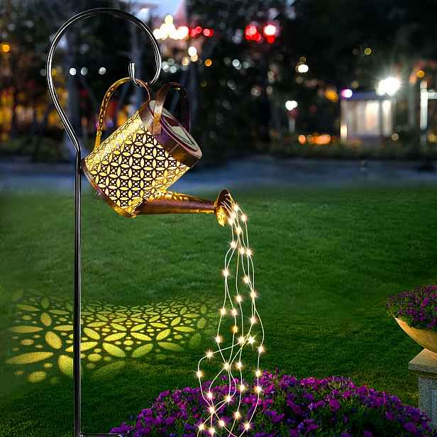 TEMU Solární retro kovová stříkací láhev na vodu s barevnými LED světly, vintage design, solárně napájený, baterie 600mAh, povrch odolný proti