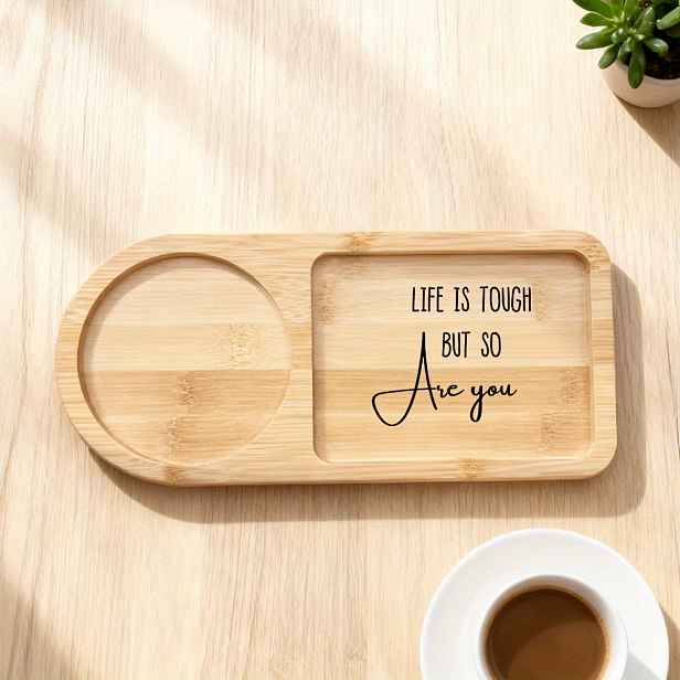 TEMU Inspirativní dřevěný tác, stojan na kávové šálky, dekorativní tác na čajové šálky. „Život je těžký, ale ty jsi také.“ Perfektní dárek k odchodu
