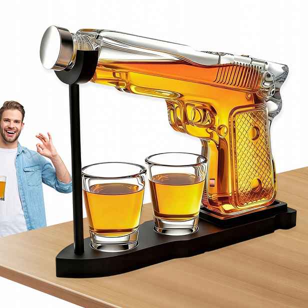Karafa ve tvaru pistole 230 ml skleněná s skleničkami 50 ml na alkohol