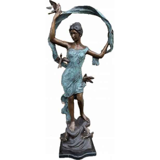 Žena s ptáčky – bronzová figurka 160 cm