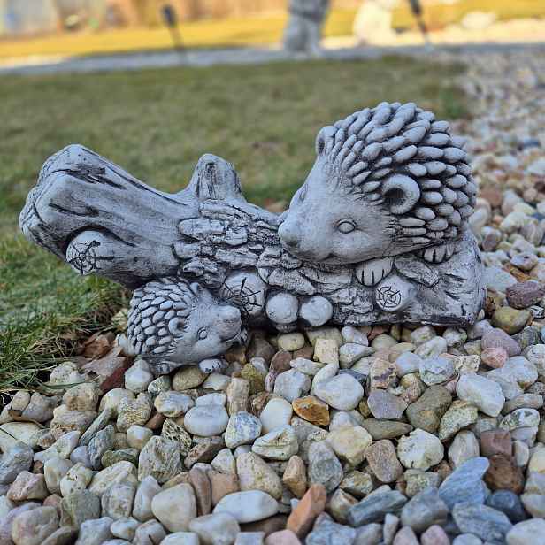 Ježky na okraji 17 cm 12 kg – zahradní figurka z betonu odolná vůči mrazu