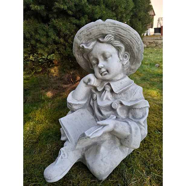 Betonová figurka Chlapec s knihou, zahradní dekorace, zahradní figurky