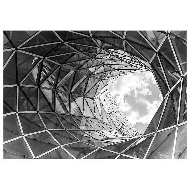Fototapeta Geometrická abstrakce trojúhelníky obloha šedá 200x140 lepidlo