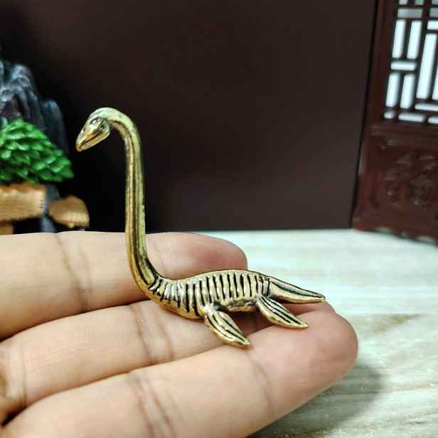 TEMU Mosazná dekorace na stůl Lochnesská příšera - Ručně vyráběná soška s propracovanými šupinami a krkem, jedinečný dárek s mytickou bytostí pro