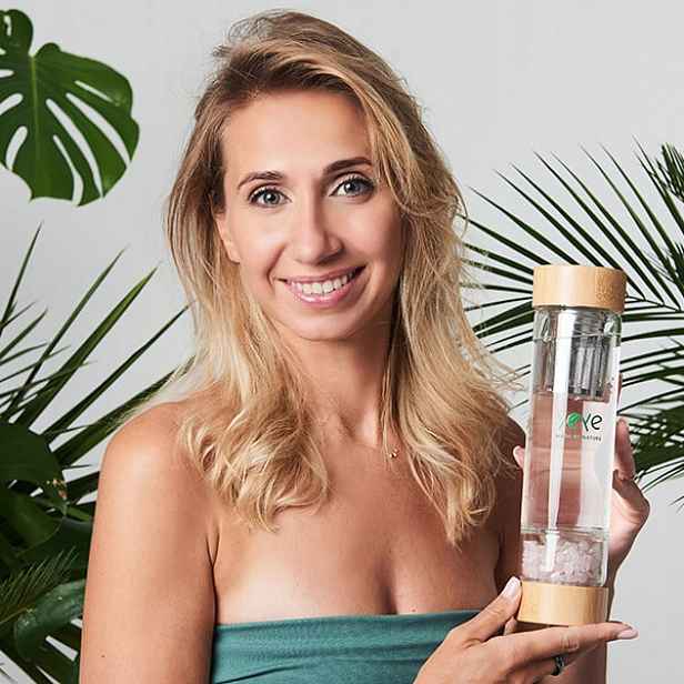 Skleněná láhev s kameny z růžového křemene se sítkem Yeye