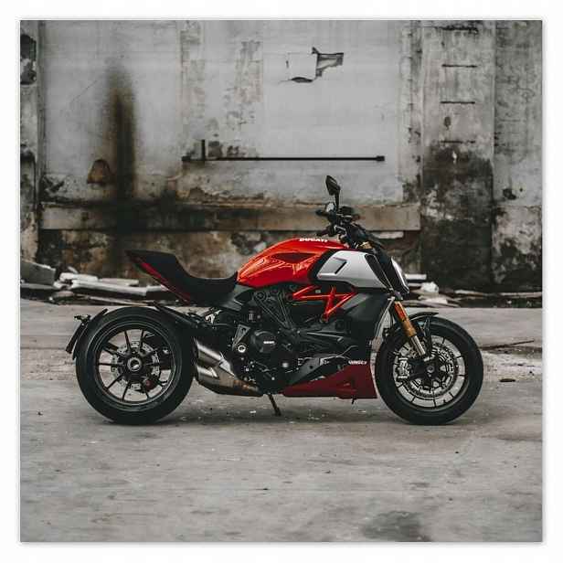 Plakáty 140x140 Červené Ducati Motocykl