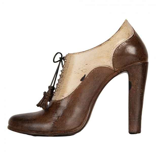 Béžová antik dekorace dámská bota na podpatku - 22*8*17 cm Clayre & Eef