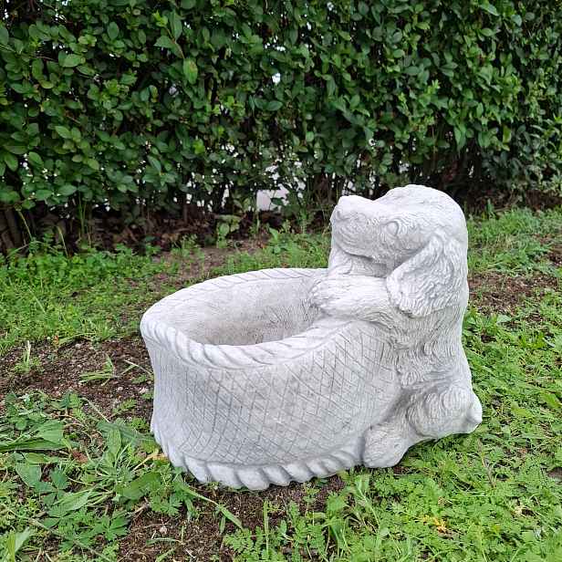Betonová figurka Pes s květináčem, zahradní ozdoba, pejsek