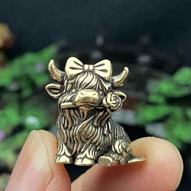 TEMU Náustek z masivní mosazi ve tvaru skotského vysočinského skotu s miniaturní soškou růže, kovová kreativní dekorace na stůl, do kanceláře, na