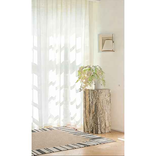Moderní, minimalistické, průsvitné záclony s vertikálními pruhy