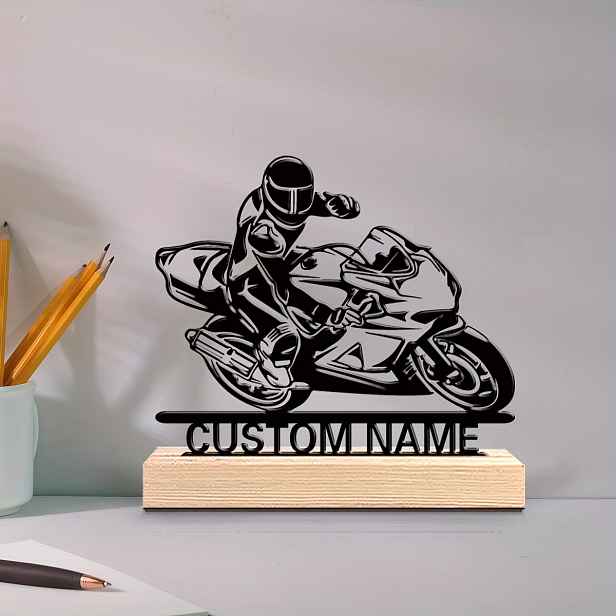 TEMU 1 Personalizovaná ozdoba na stůl pro motorkáře z železa, přizpůsobitelná dekorace na stůl s dřevěnou základnou, ideální do obývacího pokoje,
