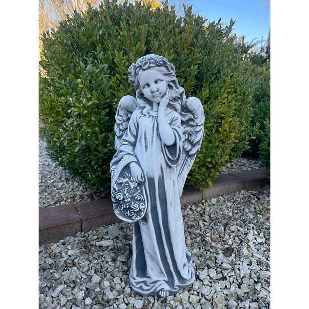Betonová figurka Anděl s košíkem květin, figurka na pomník, anděl z betonu