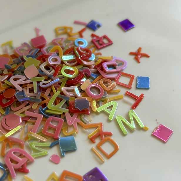 TEMU 2500 ks Barevné metalické konfetové písmeno, 6 mm lesklé kovové flitry s písmeny pro doplňky, scrapbooking, promoce, zpět do školy, nehtové