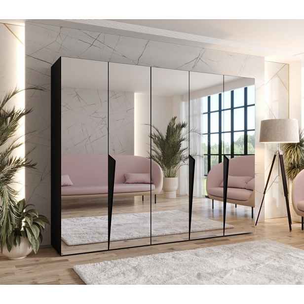 Široká šatní skříň 250 cm SORAYA 3 se zrcadlem - černá / černé úchyty