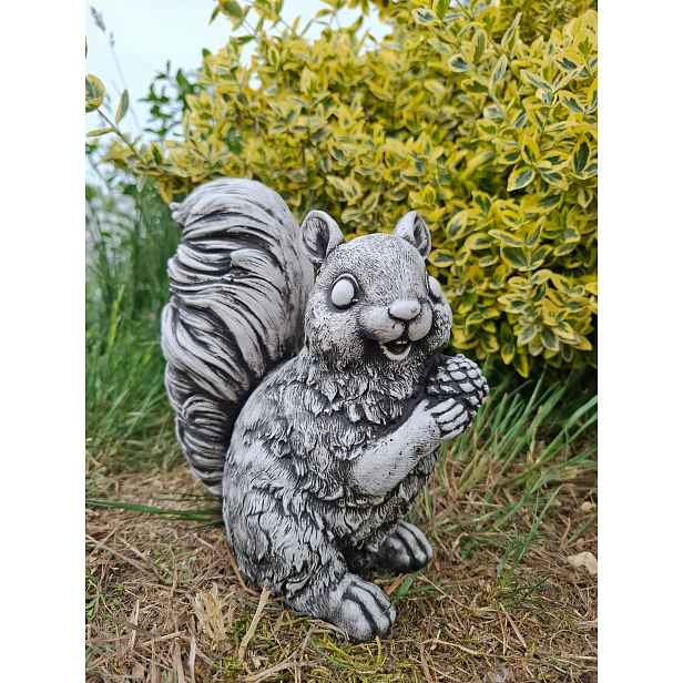 Betonová figurka Veverka se šiškou, zahradní figurky, socha zvířat