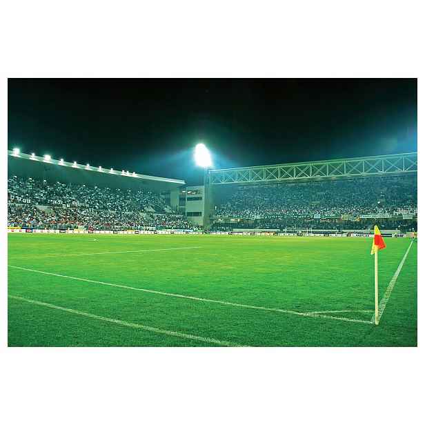 Vliesová fototapeta Stadion v noci zelená tráva světla 416x254 lepidlo