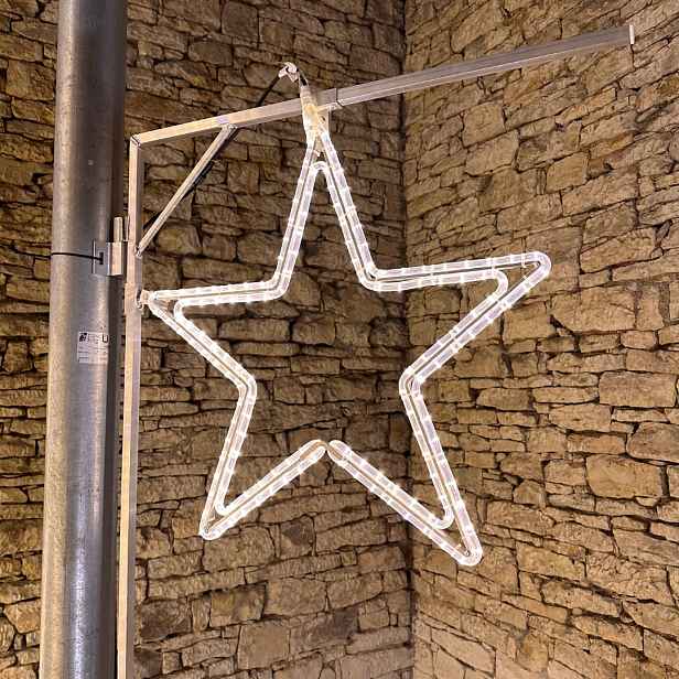 Easy Fix 2D LED světelná hvězda, Ø 74 cm, teple bílá, dekor na veřejné osvětlení, hliník