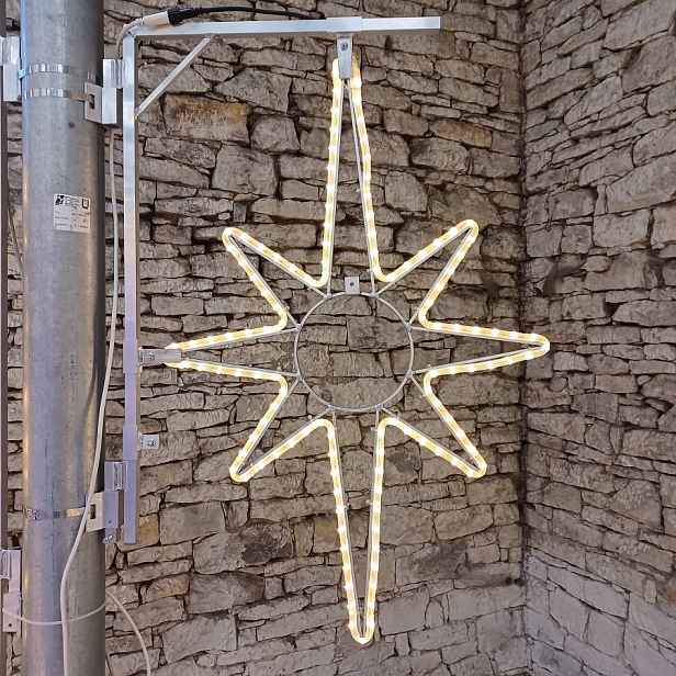 Easy Fix 2D LED světelná hvězda, 45 × 70 cm, teple bílá, dekor na veřejné osvětlení, hliník