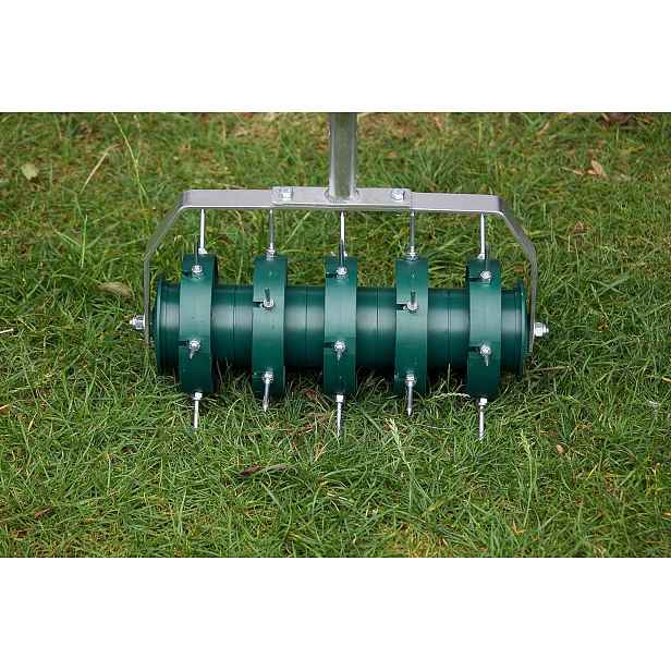 GreenKey Rolling Lawn Aerator 30 cm – ruční provzdušňovač trávníku