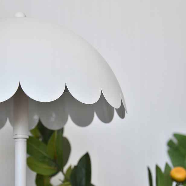 Podlahová lampa Flow – Elegantní design a moderní funkčnost