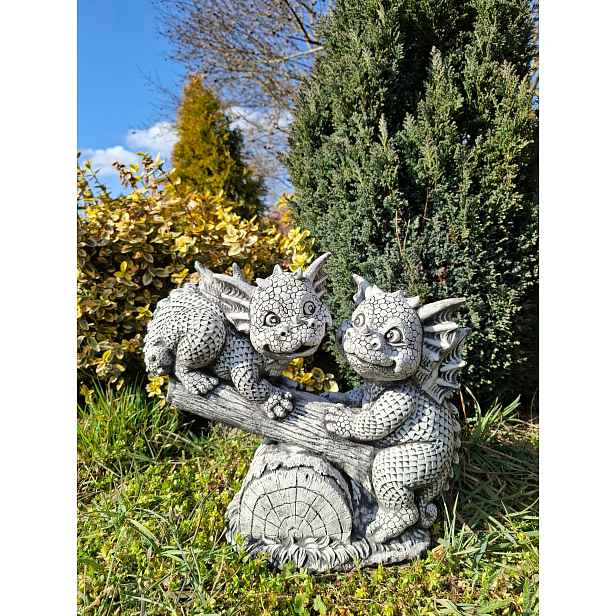 Betonová figurka Draci na houpačce zahradní dekorace figurka dudlík