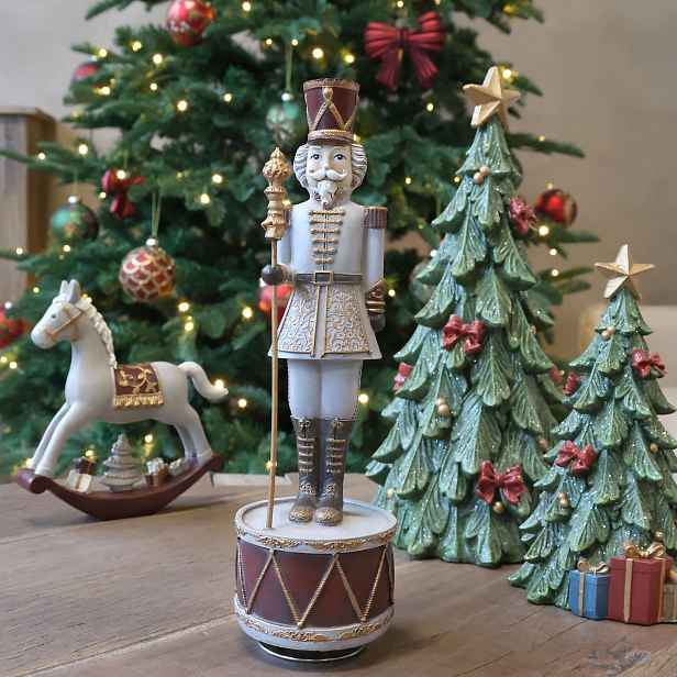 Hudební natahovací skříňka Louskáček Cherry Noël – Ø 8,5*28 cm Chic Antique
