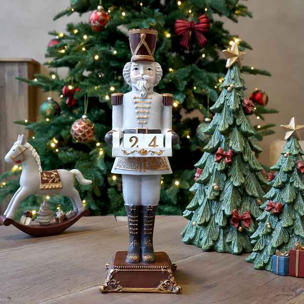 Dekorace figurka Louskáček Cherry Noël s kalendářem – 10*10*31,5 cm Chic Antique