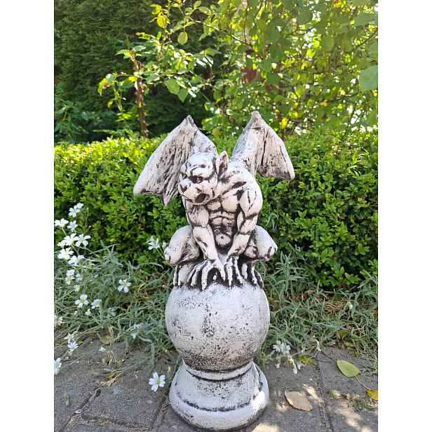 Betonová figurka Chrlič na kouli, figurka chrliče, zahradní ozdoba