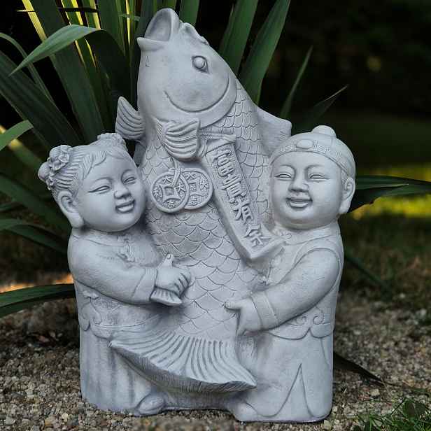 Betonová Figura Pro Děti s japonskou rybou Koi v ruce, zahradní dekorace