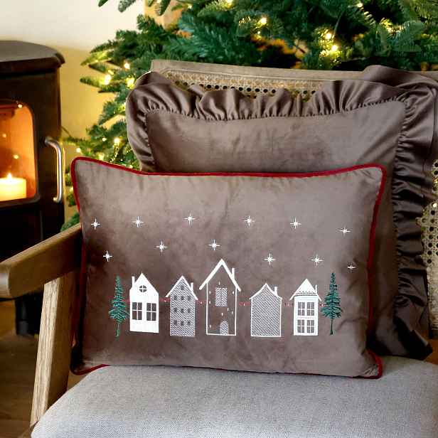 Mocca sametový povlak na polštář Aix s výšivkou domečků – 50*35 cm Chic Antique