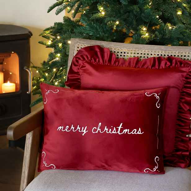 Červený sametový povlak na polštář Aix s výšivkou Merry Christmas – 50*35 cm Chic Antique