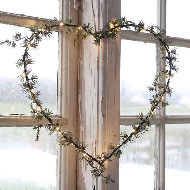 Zelený věnec Fleur ve tvaru srdce s jehličím a se 25 LED světýlky – 30*4*32 cm/ 3AA Chic Antique