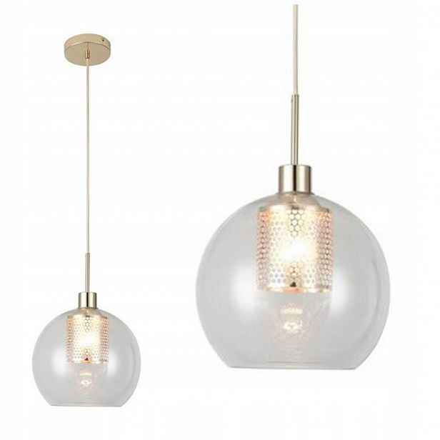 Zlatá závěsná lampa se skleněným krytem nad stolem