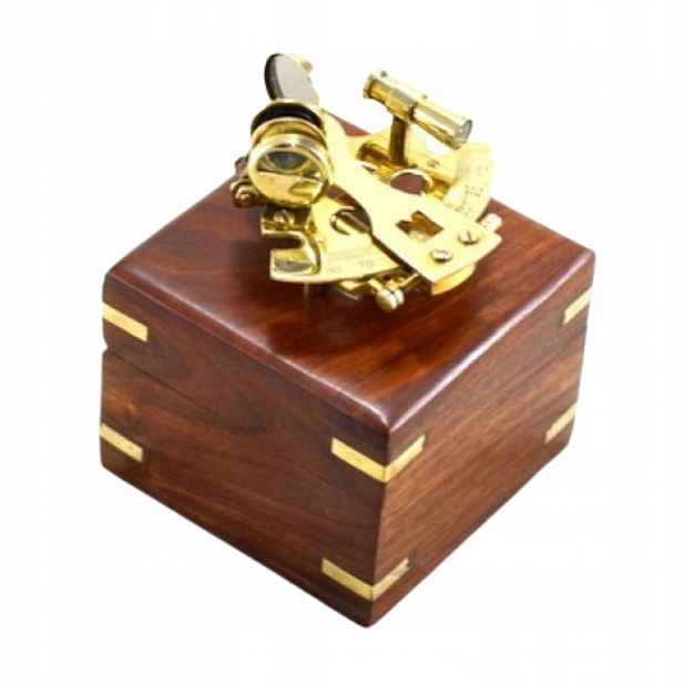 Malý mosazný sextant v dřevěné krabičce